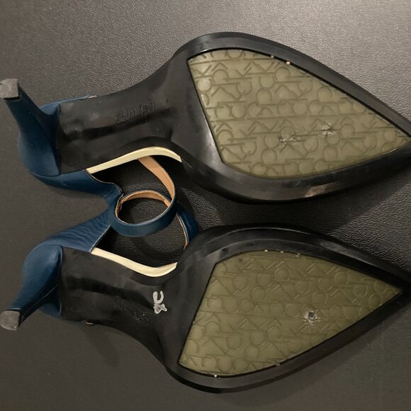 Calvin Klein - Picture 3 of 4